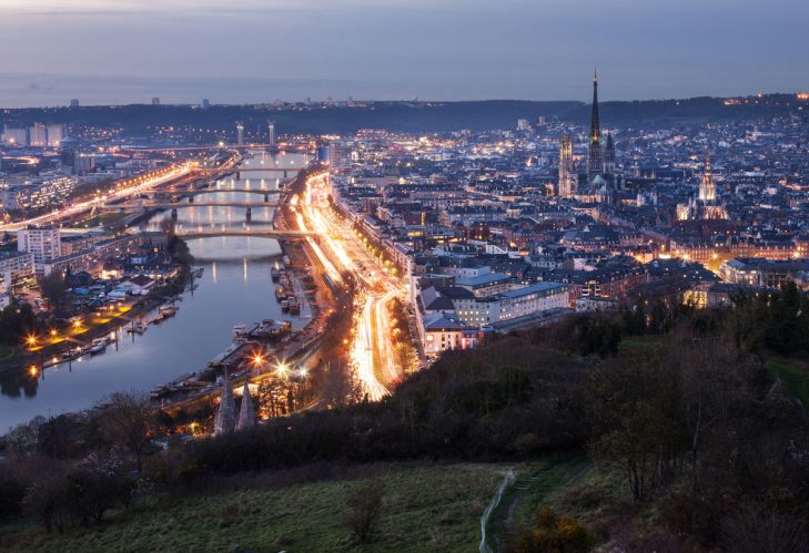 Vue à la tombée de la nuit des quais de Seine illuminés