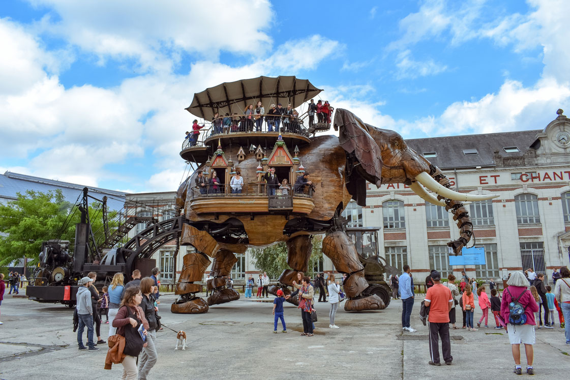 Le Grand Éléphant des Machines de l'île de Nantes en mouvement