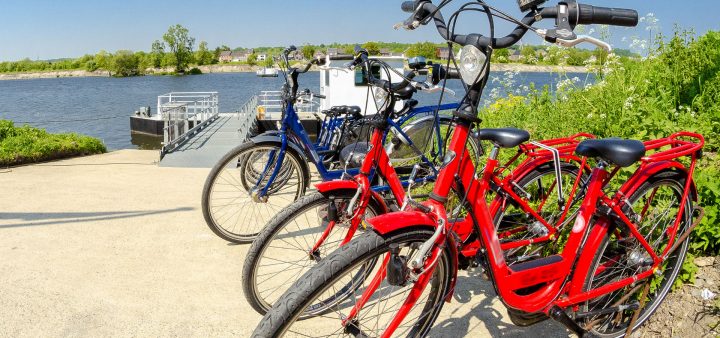 2 vélos de tourisme garés près de l'eau sur les aménagements cyclables des boucles de Seine