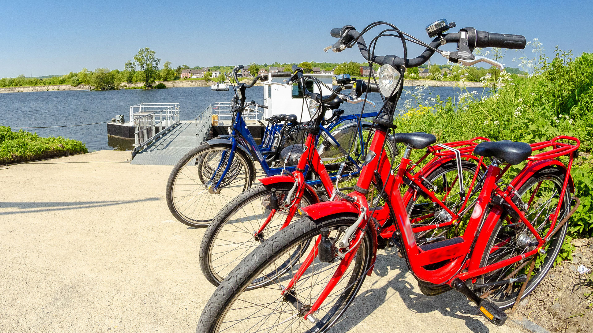 2 vélos de tourisme garés près de l'eau sur les aménagements cyclables des boucles de Seine