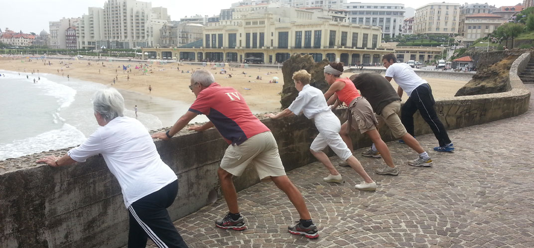 Lancés en 2013 à Biarritz, les Chemins de la Forme constituent une des premières initiatives françaises en matière d’utilisation des outils d’aménagement urbain pour favoriser l’activité physique. Retour d’expérience d’un projet qui fait des émules.