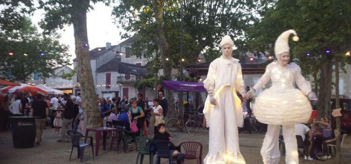 Animations sur la place centrale d’Astaffort lors du festival ‘Pas Pareil’ © Crédit photo : Photo J.-L. D