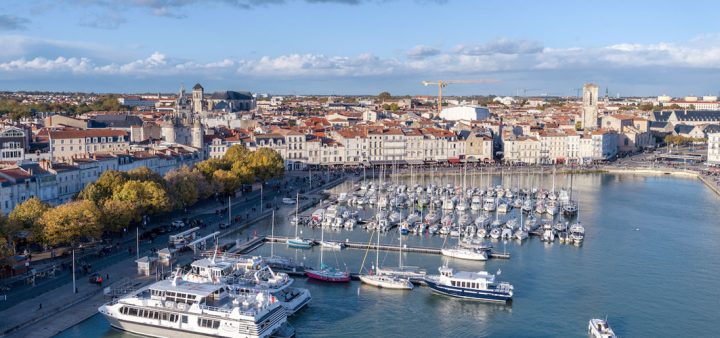 Vue du port de plaisance de La Rochelle sous un grand soleil