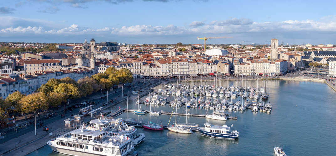 Vue du port de plaisance de La Rochelle sous un grand soleil