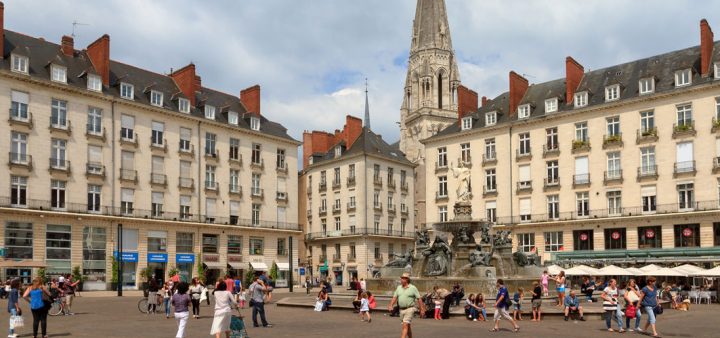 Vue grand angle de la place animée d'un centre-ville historique