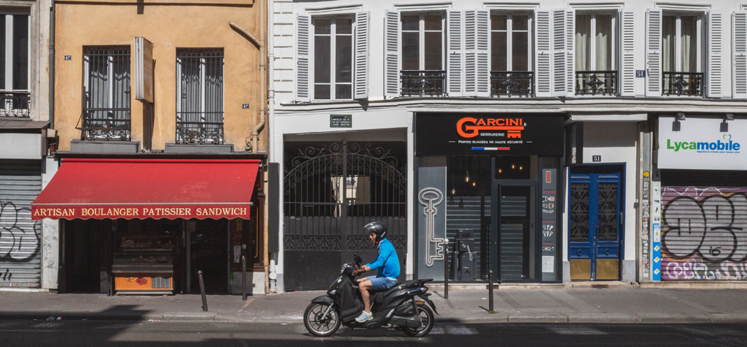 Dark stores, dark kitchens, l'explosion du e-commerce entrainent une véritable révolution de l’espace urbain. Si la logistique semble s’être adaptée, les villes cherchent encore la bonne réponse à apporter.