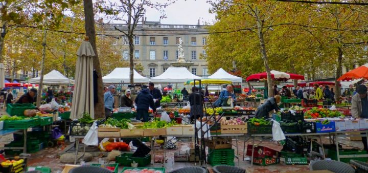 Un marché alimentaire dans le centre-ville de Toulouse