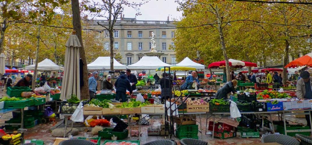 Un marché alimentaire dans le centre-ville de Toulouse