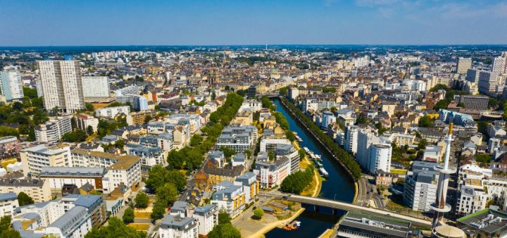 Vue aérienne de la ville de Rennes sous un grand ciel bleu