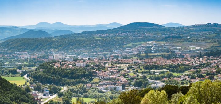 Vue panoramique et lointaine d'un village devant les montagnes d'Auvergne.