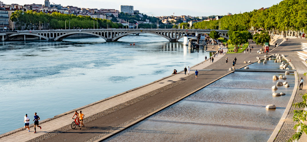 Eric de Thoisy : "La ville du « Care » serait celle qui devient ou redevient habitable pour tous, pour les personnes âgées, celles en situation de handicap, pour les « malades » que la ville a exclu et qu’elle a aujourd’hui à réintégrer, etc., cela passe par un très gros travail de réadaptation des espaces publics comme privés, pour sortir d’une ville « validiste », c’est-à-dire construite à la mesure d’un corps « sain » et excluant de fait les autres."