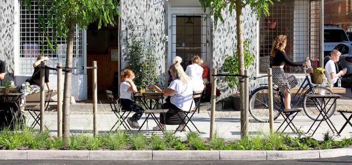 Une terrasse de café à Copenhague, au sol dallé de pavés climatiques dessinés parl’architecte et designer Flemming Rafn Thomsen, capables d’absorber les surplus d’eau de pluie et de les redistribuer à la végétation alentour.