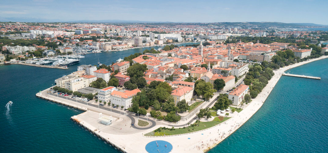 Vue aérienne de l’orgue marin de Zadar, en Croatie, construit par l'architecte Nikola Basić,