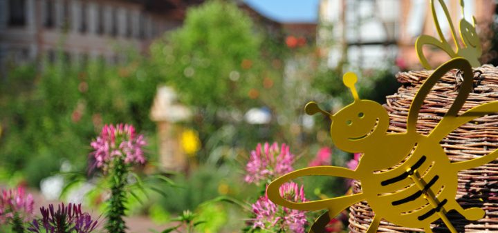 Si l’apiculture évoque en premier lieu le monde rural, des initiatives se multiplient au sein des villes pour contribuer à la survie des abeilles.