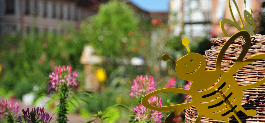 Si l’apiculture évoque en premier lieu le monde rural, des initiatives se multiplient au sein des villes pour contribuer à la survie des abeilles.