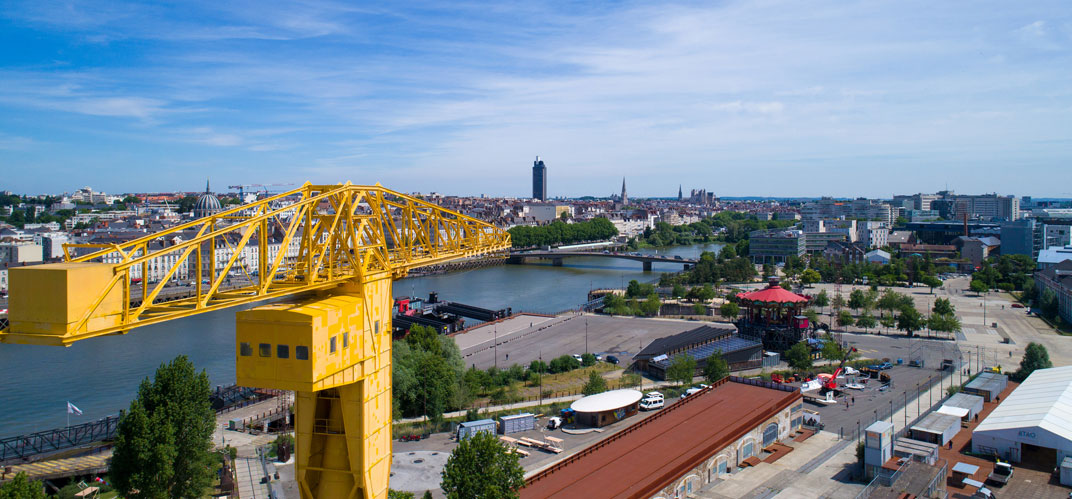 Vue aérienne sur la Loire depuis l'Île de Nantes et les grues jaunes des "Machines"