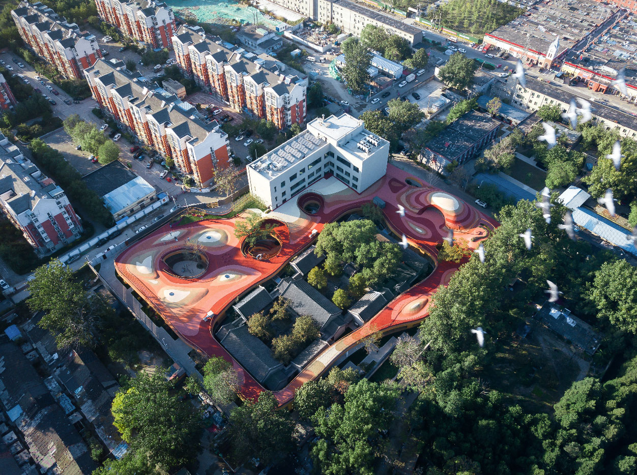 Vue aérienne du toit rouge de lécole au coeur de la ville de Pékin