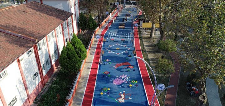 Vue aérienne de la rue aux enfants, concue par le maire de la commune d’Adapazari, Mutlu Işıksu en Turquie