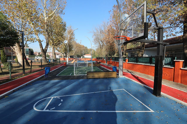 Au sein de cette rue, les enfants de la commune peuvent bénéficier d’une centaine d’activités variées et accessibles à tous. Jeux au sol, jeux muraux, trampolines, terrains de football et de basketball, aires de pique-nique et autres activités en tout genre parsèment l’arrière-cour de l’école primaire. 