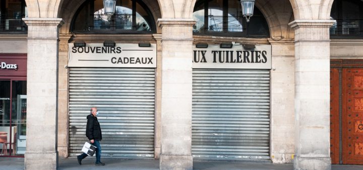 Aux Tuileries à Paris, le rideau métallique fermé d'un magasin de souvenirs et cadeaux.