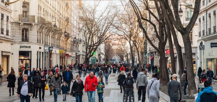 Une foule en centre-ville l'hiver