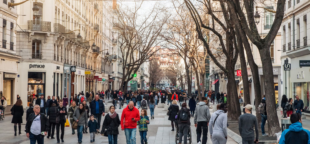 Une foule en centre-ville l'hiver