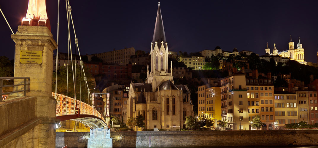 Une ville historiquee éclairée de nuit