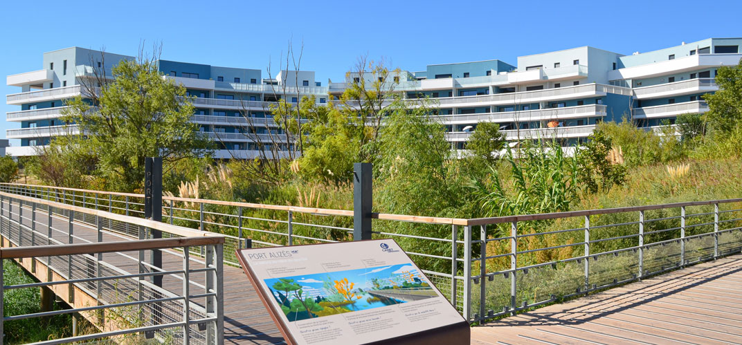 Le projet urbain Port-Alizés, sur la commune du Canet-en-Roussillon (66) entend faire le lien entre la ville ancienne et les plages. Au cœur d’un site naturel d’exception, ce quartier à l’architecture d’influence nautique, dont les premières résidences sont occupées depuis 2019, proposera à terme, d’ici 2025, 748 logements. Un projet de quelques 200 millions d’euros en tout, certifié Haute Qualité Environnementale Aménagement durable (Certivéa).