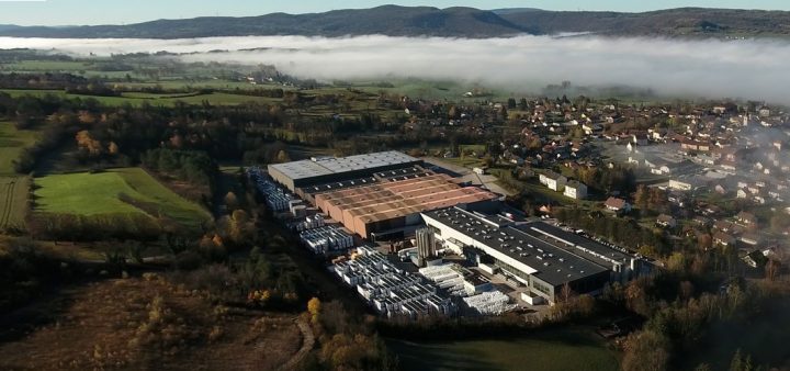 Bel exemple de relocalisation : vue de l'usine Smoby sur son territoire historique, à savoir celui de la commune d’Arinthod, dans le Jura.