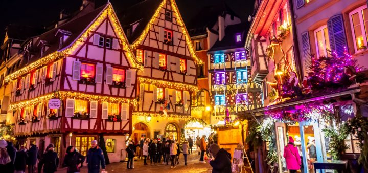 Comment allier éclairage de fêtes de fin d'année et sobriété ? Ici un marché de Noël et ses illuminations vues de nuit.