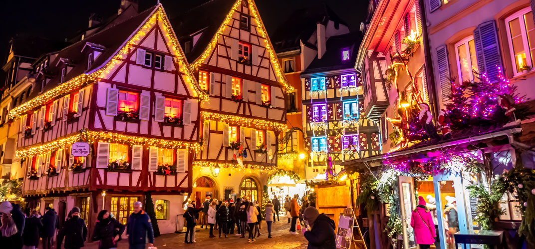 Comment allier éclairage de fêtes de fin d'année et sobriété ? Ici un marché de Noël et ses illuminations vues de nuit.