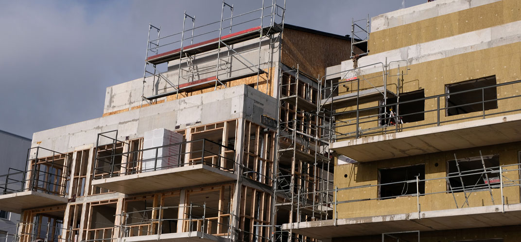 Un chantier où de futurs logements sociaux sont en cours de construction pour illustrer l'interview de Cédric Van Styvendael, maire de Villeurbanne, sur le plan Logement d'abord.