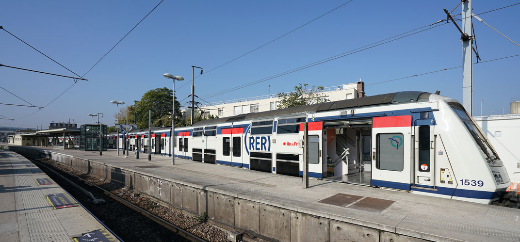 Un RER métropolitain en gare