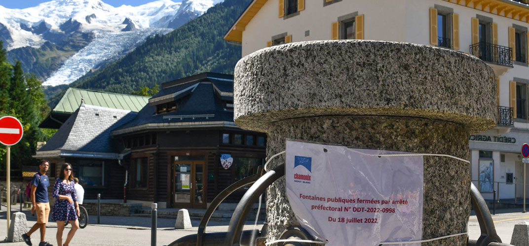 Un arrêté municipal affiché sur une fontaine, éteinte dans le cadre d'un plan sécheresse.