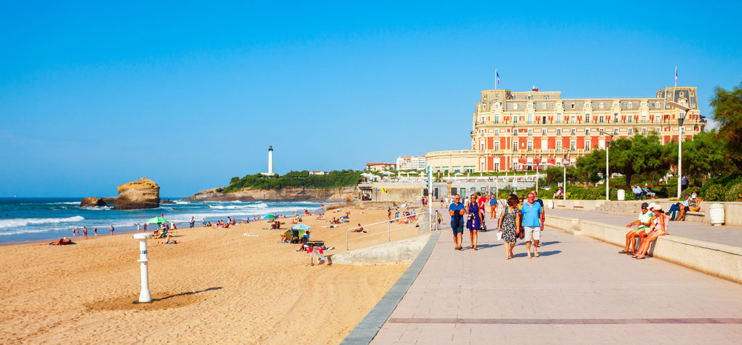 Vue de la plage de Biarritz pour illustrer le grand retour du tourisme local.