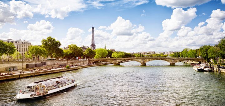 Vue des berges de Seine à Paris, la Tour Eiffel au loin.