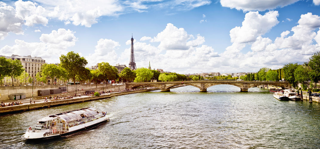 Vue des berges de Seine à Paris, la Tour Eiffel au loin.