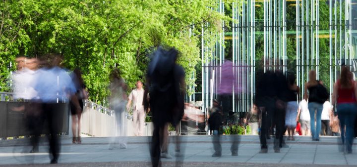 Le bureau, élément central de la ville... et de la stratégie d’entreprise. Un temps présenté comme une potentielle conséquence des conditions de travail pendant la crise sanitaire, l’exode urbain massif n’a pas eu lieu. En période de retour sur site, les locaux de centre-ville restent une valeur-refuge, tant pour les entreprises que pour leurs salariés.