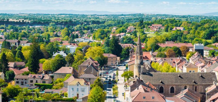 Un village français verdoyant pour illustrer cet article sur le Label Habitat et qualité de vie.