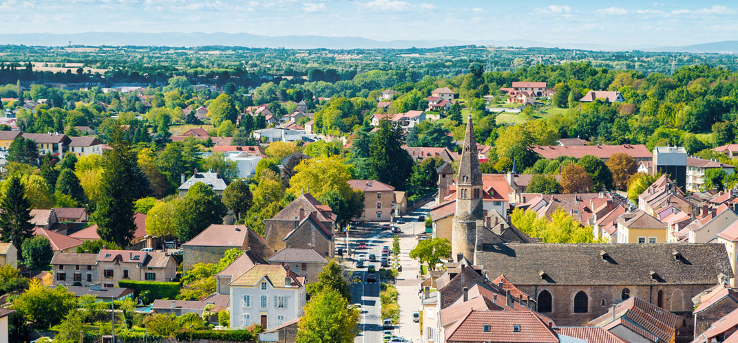 Un village français verdoyant pour illustrer cet article sur le Label Habitat et qualité de vie.