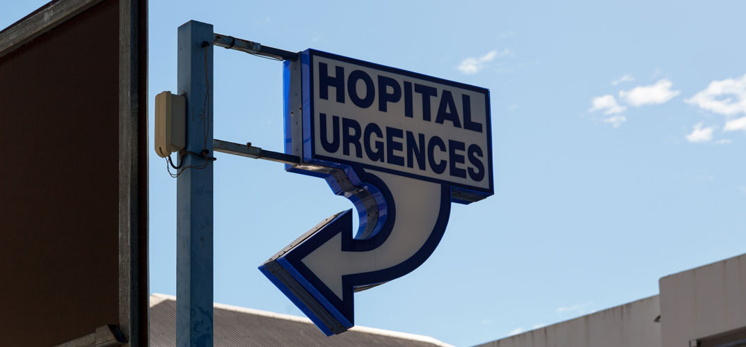 Déserts médicaux : une signalisation lumineuse indiquant le services des urgences d'un hôpital.