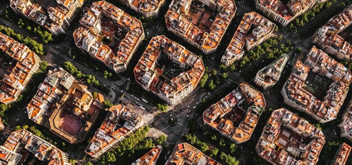 Vue aérienne de Barcelone et de son découpage en blocs et grandes avenues.