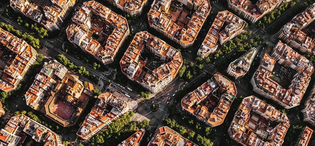 Vue aérienne de Barcelone et de son découpage en blocs et grandes avenues.