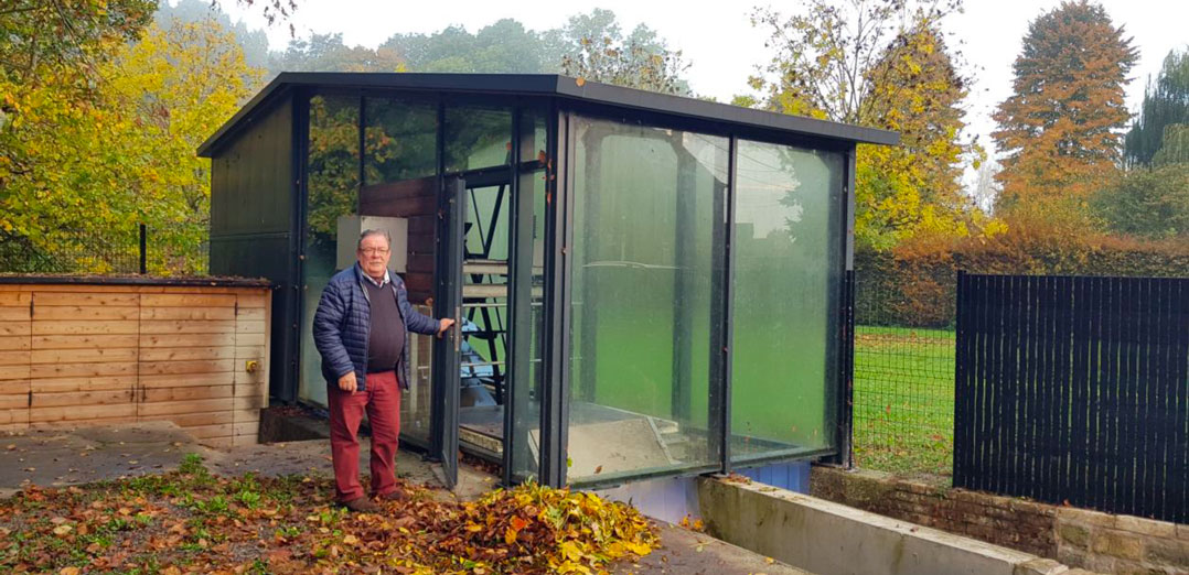 Le Maire de Goeulzin Francis Fustin, devant le moulin du village transformé en centrale hydroélectrique.
