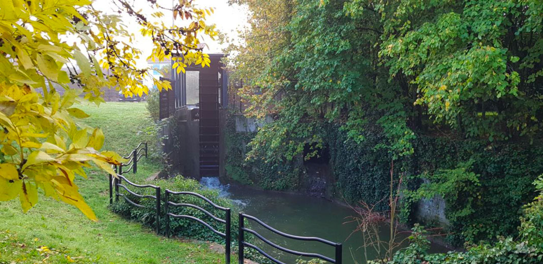 Vue de la roue à l'arrière du moulin de Goeulzin, transformé en centrale hydroélectrique.