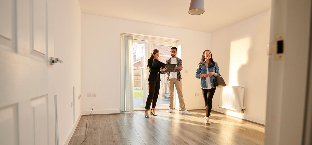 Étude ObSoCo "Habiter mieux" : Un jeune couple visitant un appartement.