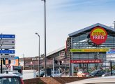 Entrées de ville : une zone commerciale avec parking