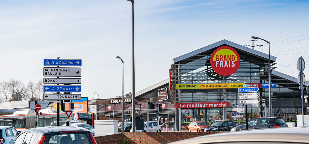 Entrées de ville : une zone commerciale avec parking