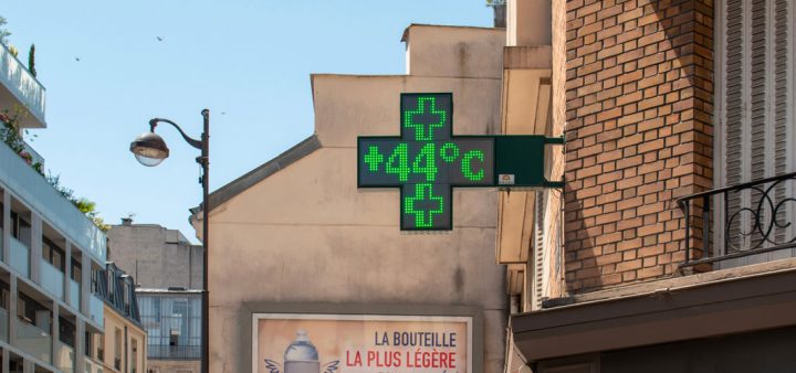 Recommandations du GIEC et construction face à la hausse des temperature : en illustration, le thermomètre d'une pharmacie affichant 44° C.