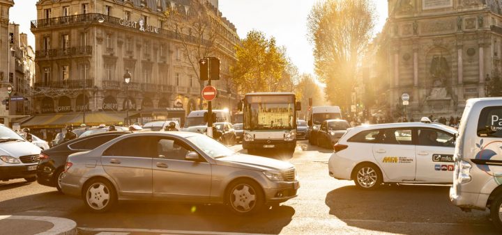 Un rond-point saturé de circulation en plein centre-ville pour illustrer cet article sur le bruit et ses nuisances